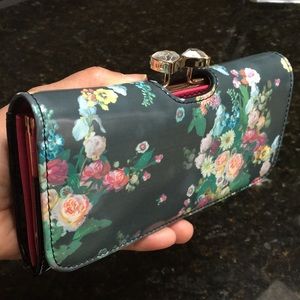Ted Baker Patent Leather Large Floral Chrystal Kisslock Wallet / clutch - (NWT)
